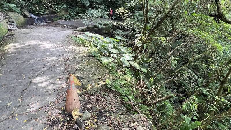 張景森認為，除了少數受損的局部路段外，整體路況與路幅並不算差，工程車進出應無大礙。（圖／翻攝自張景森臉書）