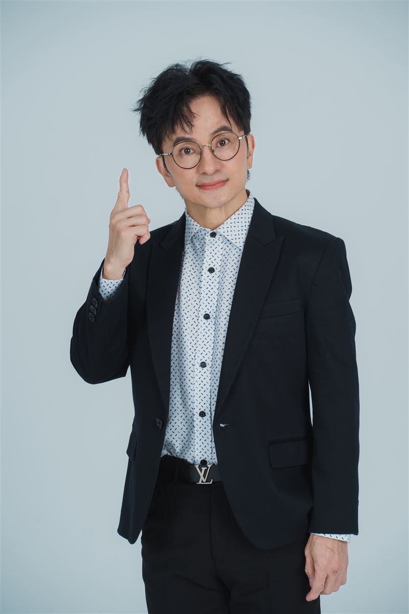 唐從聖身兼舞台劇《英雄所賤略同》編導與演員。（圖／英雄會文創提供）