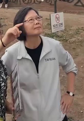 蔡英文出訪期間穿著印有「Taiwan」字樣的外套，讓網友羨慕直呼「想要」。（圖／翻攝threads@tsai_ingwen）
