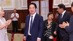 賴總統接見日本中華聯合總會回國致敬團（1）總統賴清德（中）30日下午在總統府接見「日本中華聯合總會回國致敬團」，進場時受到熱烈歡迎。中央社記者吳家昇攝　115年6月30日
