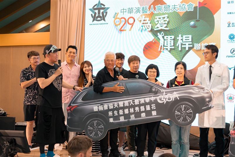 胡瓜（右四起）、侯昌明、巫啟賢、李佩甄、聶雲、曾國城。 (圖／ OSGA中華演藝人高爾夫協會提供）&nbsp;