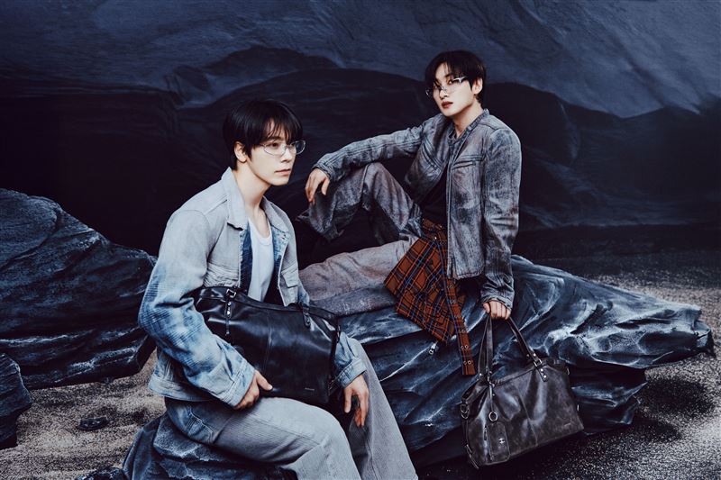 ROBINMAY代言人SUPER JUNIOR-D&amp;E，代言款 Meteor 手提包。(圖／業者提供)