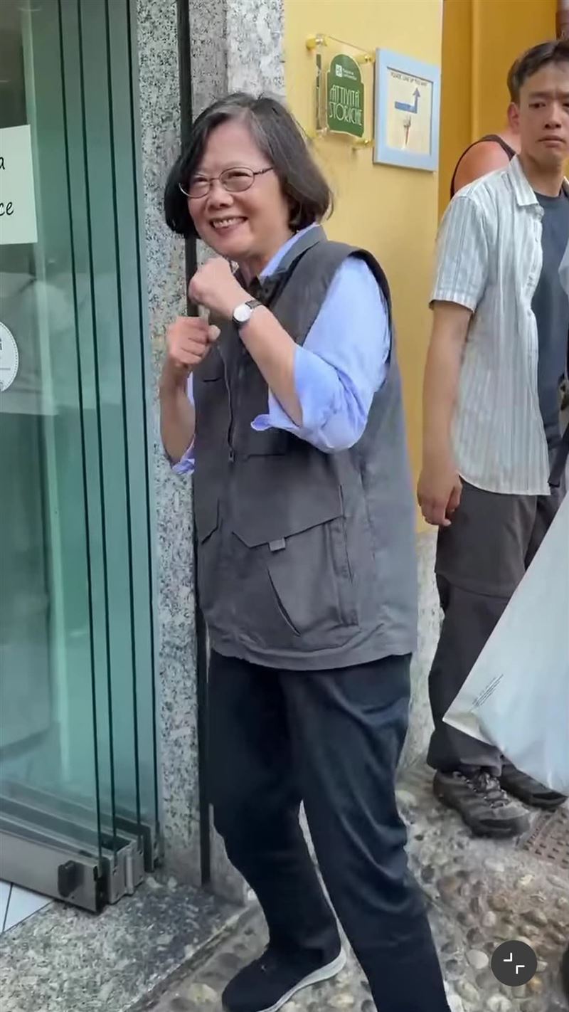 蔡英文透露最近在練拳擊，開心在義大利街頭露兩手。（圖／翻攝threads@tsai_ingwen）