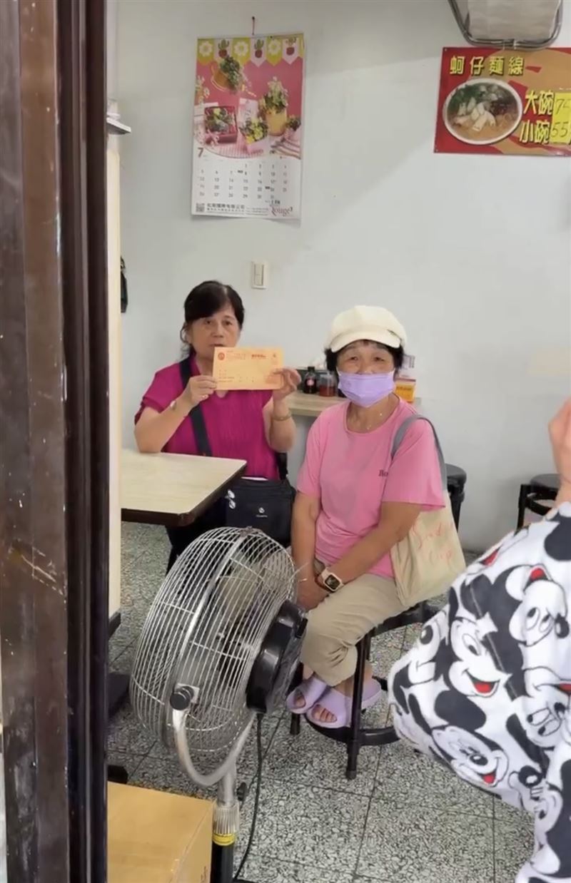 4樓住戶劉小姐也領到蔣萬安發的慰問金，當天還被高嘉瑜遇到（圖／高嘉瑜提供）