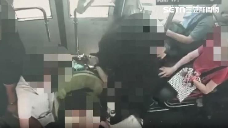 女子帶著小孩和母親在中和搭公車時，突然遭到另一名女子推擠，險些重摔倒地