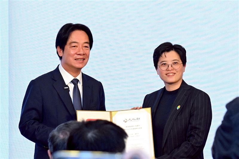 總統賴清德頒贈獎勵金給《臺灣漫遊錄》作者楊双子、譯者金翎、春山出版總編莊瑞琳（圖／行政院提供）