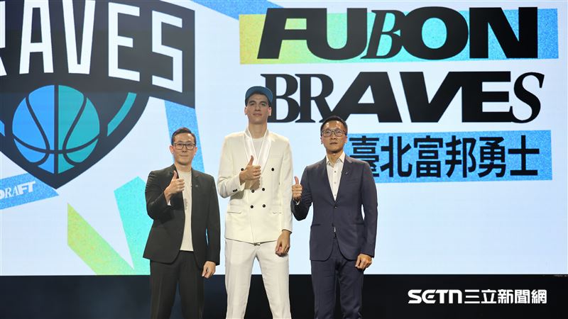 PLG2026-27選秀會，富邦勇士球團和選進的外籍生莫森合影。（圖／記者劉彥池攝影）