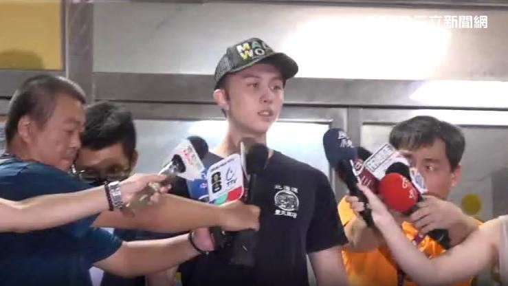孫安佐因持有具殺傷力的火焰槍遭到起訴，日前交保返家