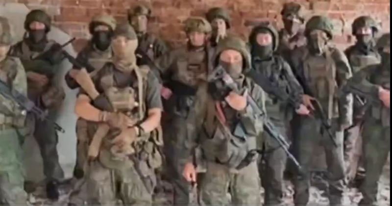 網路上出現俄羅斯軍人支持盧寧的影片，表示已經準備好將武器對準那些帶給我們痛苦的人。（圖／翻攝自X平台 @visegrad24）