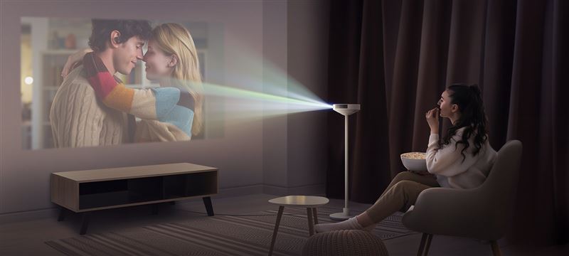 LG MoodMate小暮光支援30至120吋投影畫面，搭配105度可調整傾斜角度設計，可靈活投影。（圖／LG提供）
