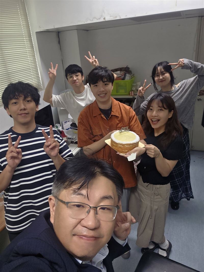 胡博硯教授相當受學生歡迎，親友學生為他集氣，希望早日康復。（圖／翻攝胡博硯臉書）