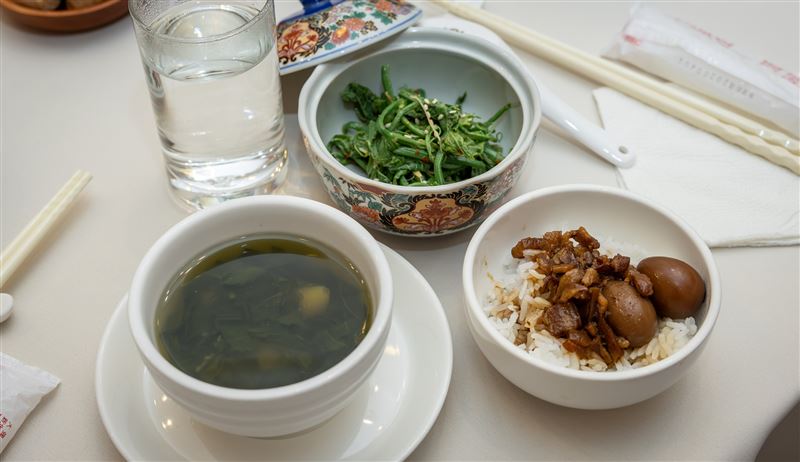 《臺灣漫遊錄》書中經典菜色「麻薏湯」、「肉臊飯」與「龍鬚菜」（圖／總統府提供）