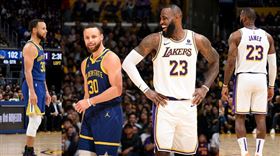 詹姆斯（LeBron James）正式告知洛杉磯湖人隊，傳出金州勇士隊正積極研擬計畫，試圖將他與柯瑞（Stephen Curry）這兩大宿敵聯手。（圖／翻攝自Legion Hoops X）