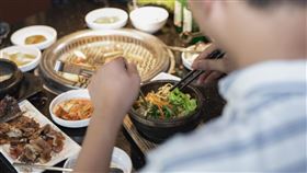 內行人透露滿分店鋪往往伴隨商業操作，反而是評價落在特定星等、甚至因為態度不佳被留負評的店家，更藏有驚人的在地美味。（示意圖/photo-ac）