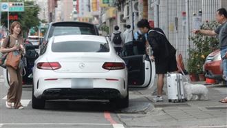 熊霓爆新戀情！高帥男撐傘接送陪回見父母