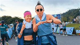 黃大煒（右）與Vicky（左）情牽31年，兩人關係卻在去年底傳出生變。（翻攝自黃珊珊臉書）