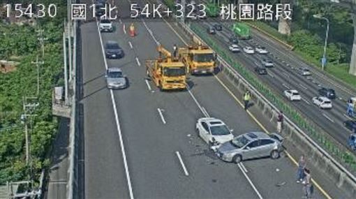 新／國1北上3車連環撞「打橫」停車道