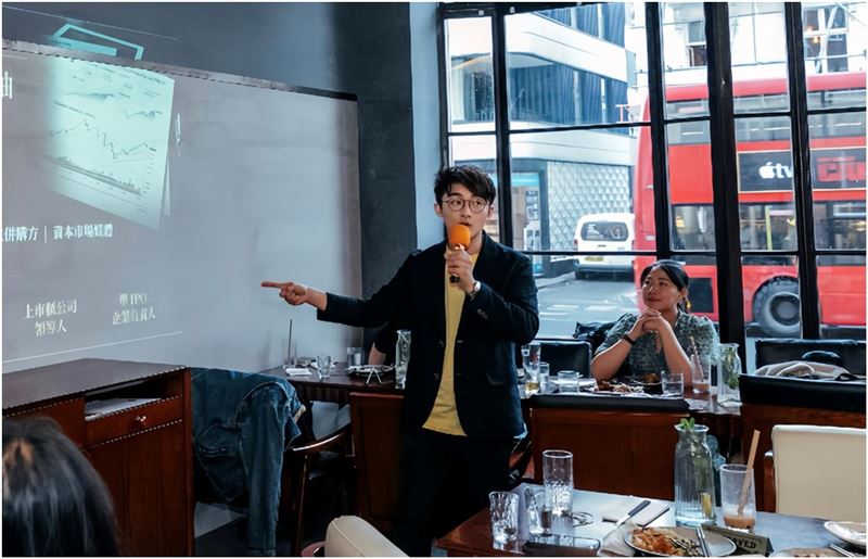 英國台灣商會副會長許復指出，AI 時代華商競爭力的關鍵，在於領導人聲譽與個人品牌能否被 AI 辨識與推薦，並分享其領導人品牌建構經驗。（圖／英國台灣商會提供）