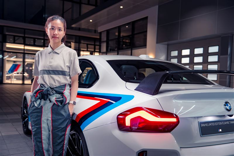 BMW M2 Limited Edition 10 Jahre Taiwan由2019世界技能競賽汽車噴漆金牌、BMW原廠認證工程師楊婷喻親自手工噴製。(圖/BMW提供)