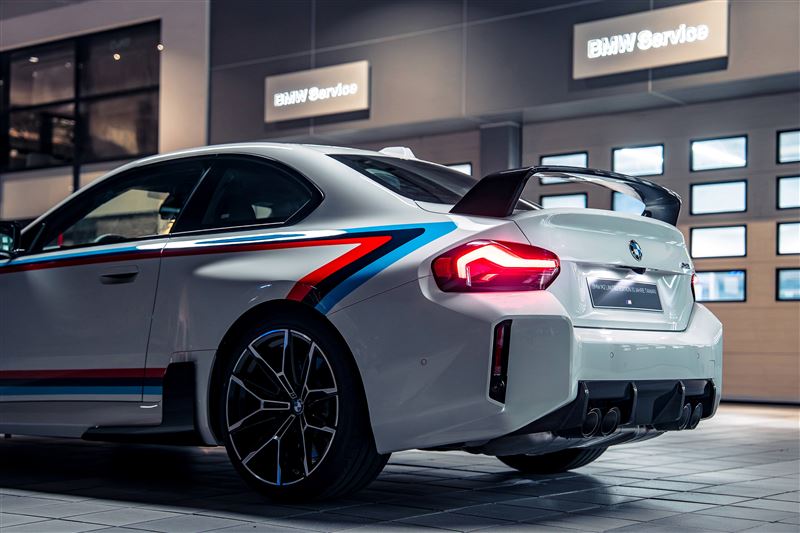 每輛車需耗費超過80小時完成。(圖/BMW提供)