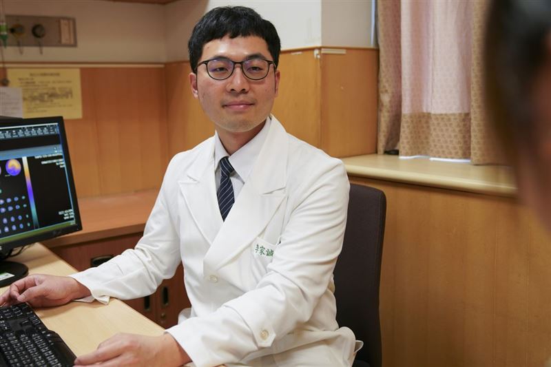 李家誠指出，高血脂初期通常沒有明顯症狀，因此被稱為「隱形殺手」，往往等到出現胸悶、胸痛等不適時，血管病變已相當嚴重。（圖／台北慈濟醫院提供）