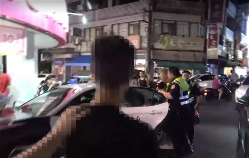 警方帶走鍾小鍾以及同行的徐姓男子,依恐嚇取財罪嫌移送桃園地方檢察署偵辦。 。(圖/翻攝畫面)