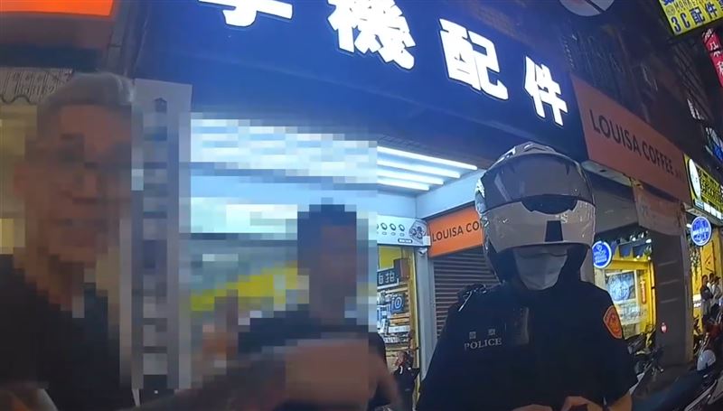 中壢警方獲報前往現場。(圖/翻攝畫面)