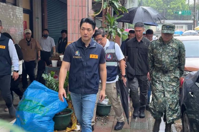 高嘉瑜質疑,「蔣萬安亂發慰問金,最後卻要基層公務員收拾善後?」(圖/翻攝自蔣萬安臉書)
