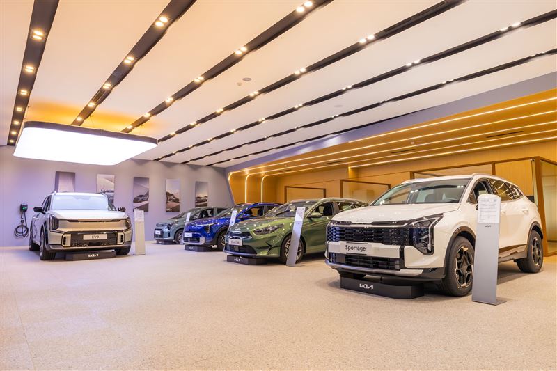 可同時展示8款新世代車型，並新增商用車展示區。（圖／Kia提供）