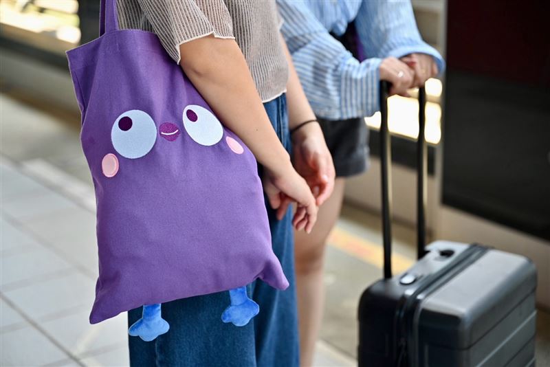 「鶇鶇小腳丫提袋」將於7月1日正式開賣。（圖／桃園捷運提供）
