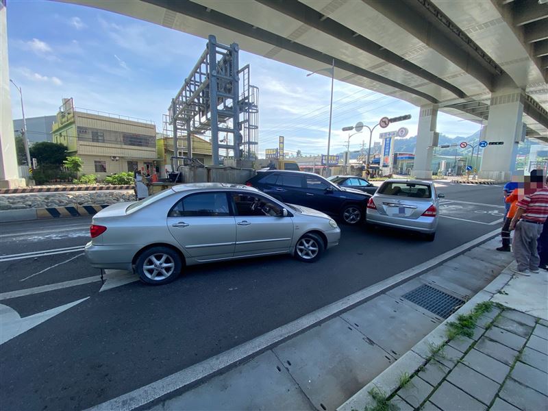 大貨車行經國豐路三段時追撞上前方4輛轎車。(圖/翻攝畫面)