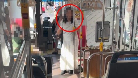 雙方上車後,婦人並未罷休,還不斷跟乘客爭執,不斷在車廂內對吼。(圖/翻攝自Threads @__.hj_09)