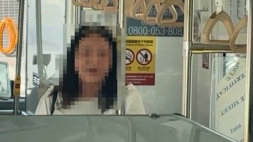 婦人疑似插隊遭制止,跟男乘客發生爭執,在客運上大鬧持續將近1小時。(圖/翻攝自Threads @__.hj_09)