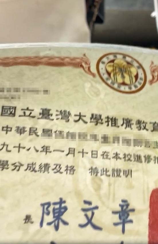 婦人疑似插隊遭制止,跟男乘客發生爭執;過程中,還亮出台大法律系證書,揚言要告人。(圖/翻攝自Threads @__.hj_09)