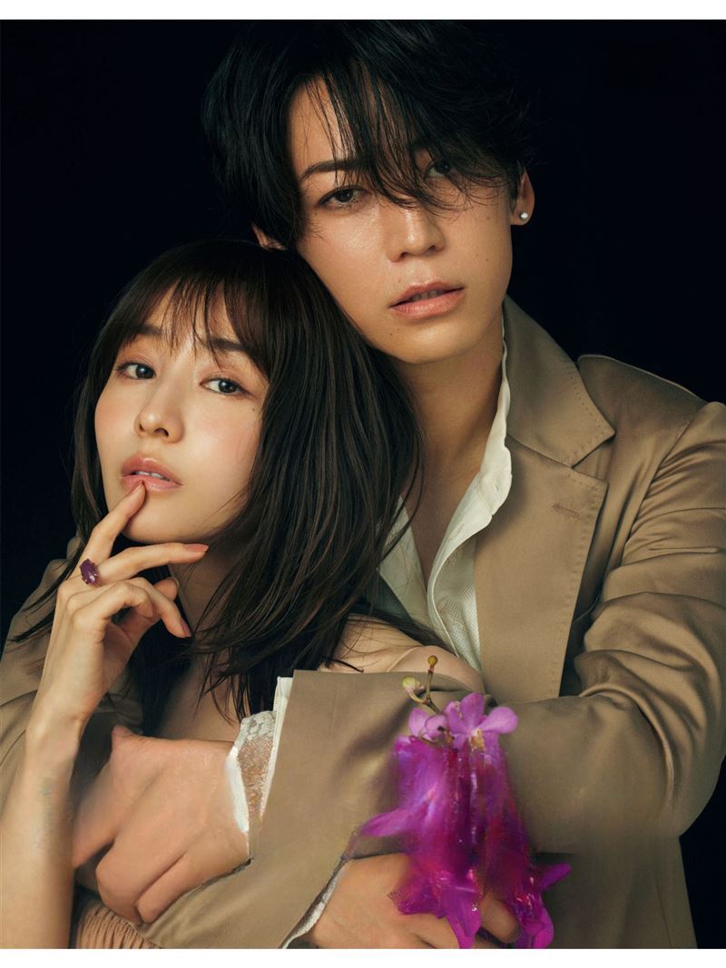 日本男星龜梨和也日前宣布與主播、演員田中美奈實結婚,並同步證實女方懷有兩人第一個孩子。(圖/翻攝自MAQUIA網站)
