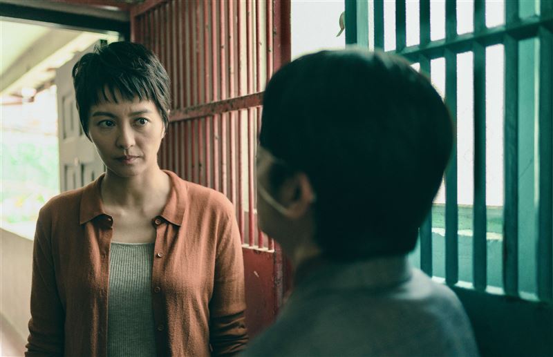 梁詠琪飾演單親媽媽「何麗芬」,把女兒視為自己的一切。(圖/奇蹟映畫所提供)