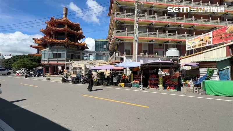 屏東車城福安宮週邊攤販,屢次傳出消費糾紛,這次有人買了洋蔥「10顆爛9顆」。(圖/記者朱俊傑攝影)