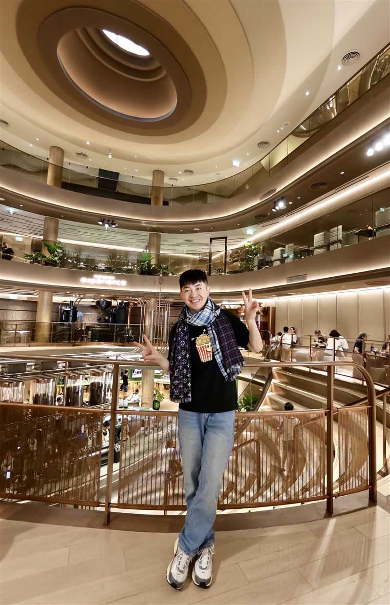 李明川趁空擋去了知名的Amazon Cafe。（圖／產值娛樂提供）