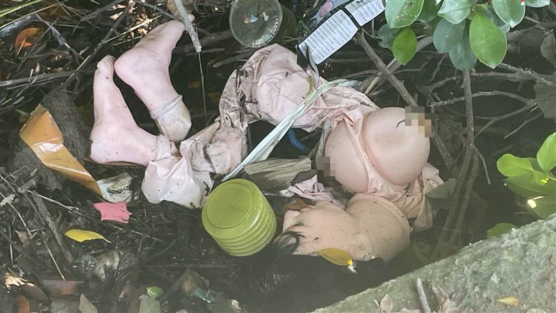 民眾將不要的情趣娃娃丟在排水溝,害路過巡視的村長以為發生分屍命案。(圖/民眾提供)
