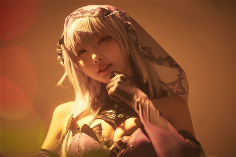 擁有極高國際影響力的頂尖 Cosplayer しょこら(Shokora)，過往曾完美詮釋多款熱門遊戲角色。不僅活躍於 ACGE 圈與個人 YouTube 頻道，更成功跨足日本主流電視圈與新加坡大型展會，展現強大的跨界實力。 （圖／COSMOS創作攝影展提供）