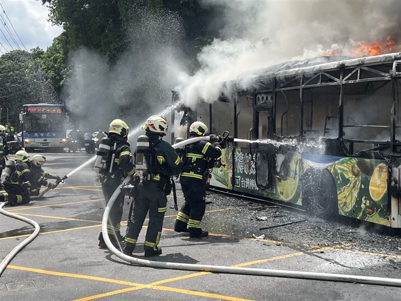警消獲報到場後將火勢撲滅,所幸當時公車上並未有乘客。(圖/翻攝畫面)