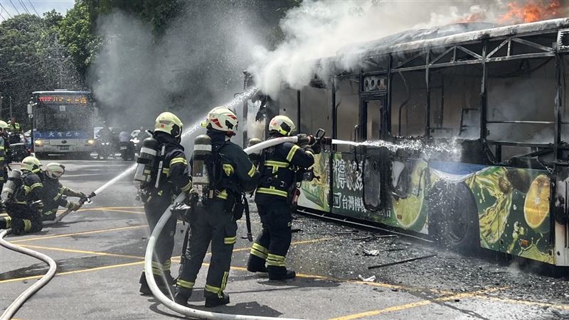 新/南港公車燒成一團火球!現場畫面曝光