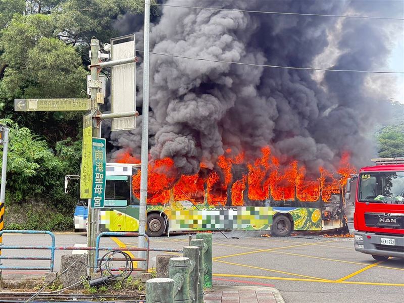 台北市南港區舊莊街二段9號旁今(1日)上午傳出有一輛公車起火,現場畫面曝光。(圖/翻攝畫面)