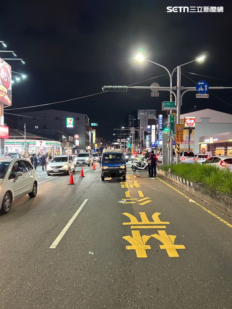 台南7旬婦走斑馬線遭小貨車捲車底，熱心民眾「合力抬車」搶命。（圖／翻攝畫面）