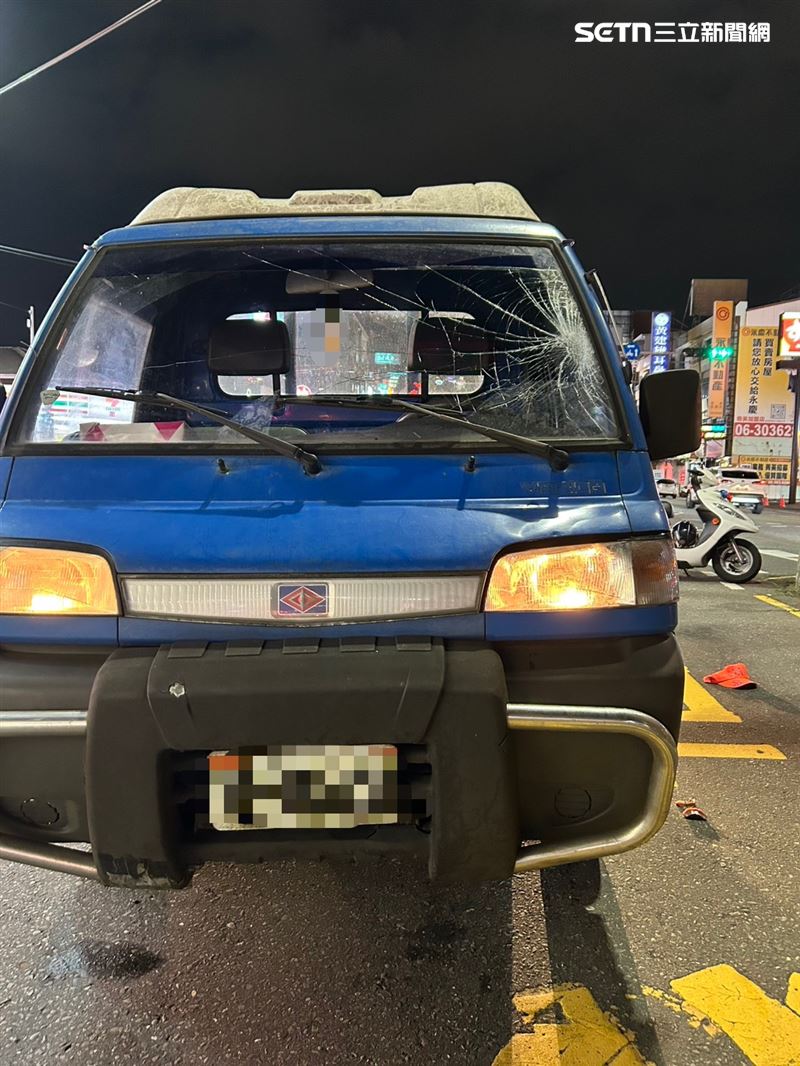 台南7旬婦走斑馬線遭小貨車捲車底，熱心民眾「合力抬車」搶命。（圖／翻攝畫面）