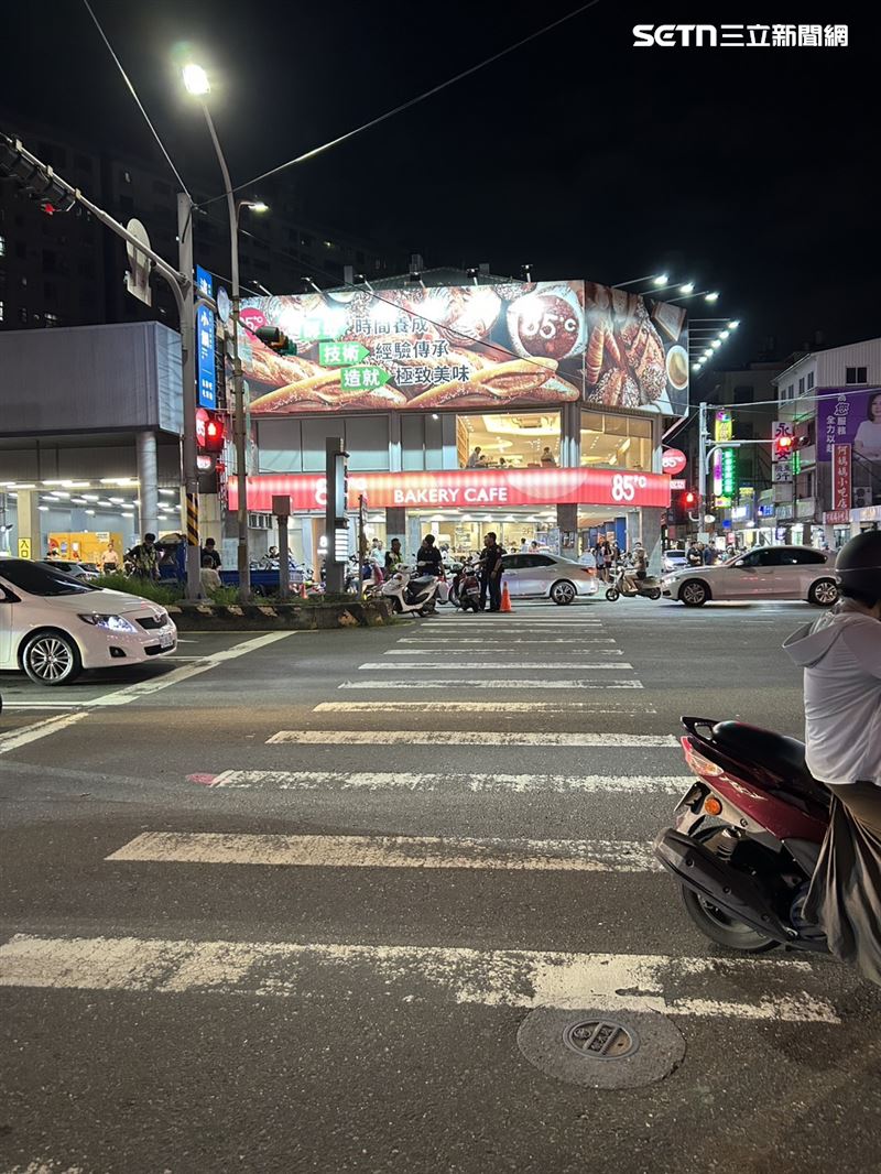 台南7旬婦走斑馬線遭小貨車捲車底，熱心民眾「合力抬車」搶命。（圖／翻攝畫面）