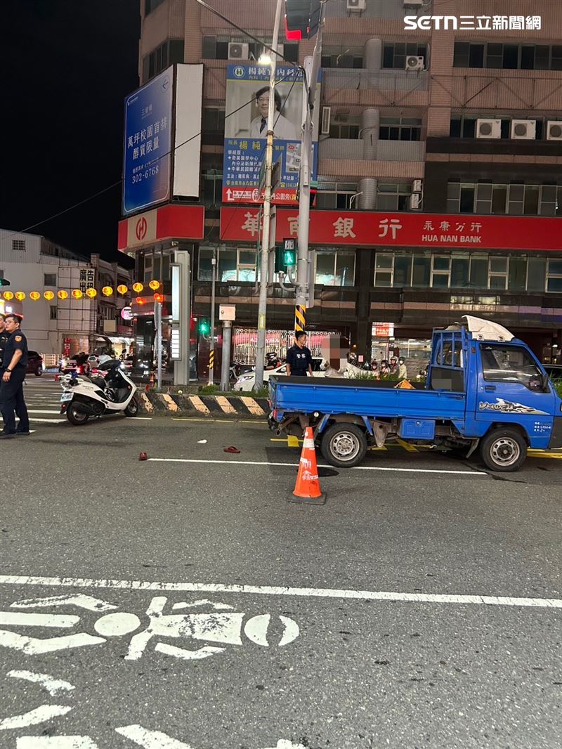 台南7旬婦走斑馬線遭小貨車捲車底，熱心民眾「合力抬車」搶命。（圖／翻攝畫面）
