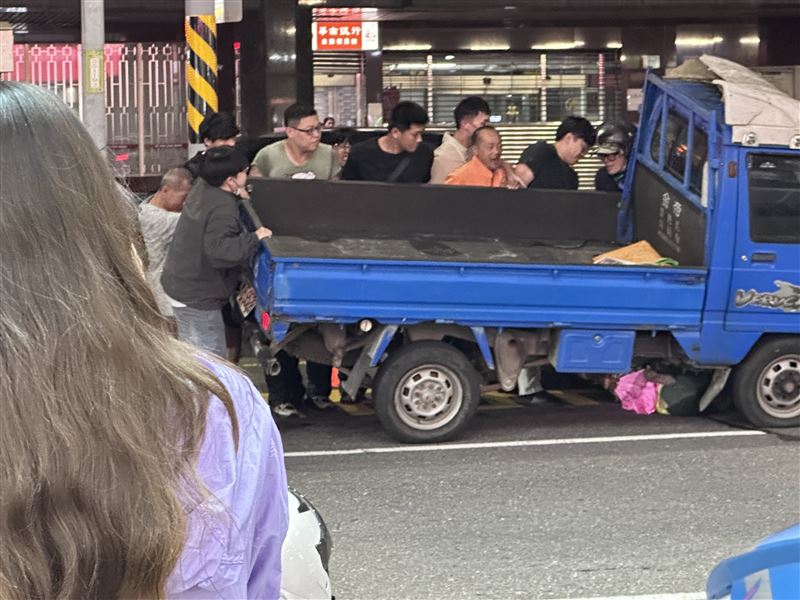 台南7旬婦走斑馬線遭小貨車捲車底，熱心民眾「合力抬車」搶命。（圖／網友momo Life 𖤐ˊ授權提供）
