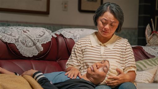 派翠克為戲剃光頭　親姐懷裡病逝畫面曝