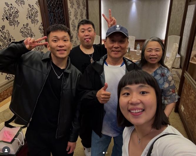 傳想請辭運動部長?!在《夢想前場:李洋》書中,李洋說:人生只做不後悔的決定。「擇己所愛,愛己所選。」、「全力以赴」兩句話感動百萬人。(圖/翻攝自IG @leeyang0812、翻攝自《BWF TV》YT、三民書局提供)